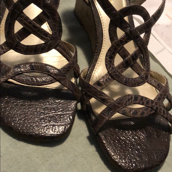 Used sandals by Liz Claiborne size 9 - Picture 7 of 10